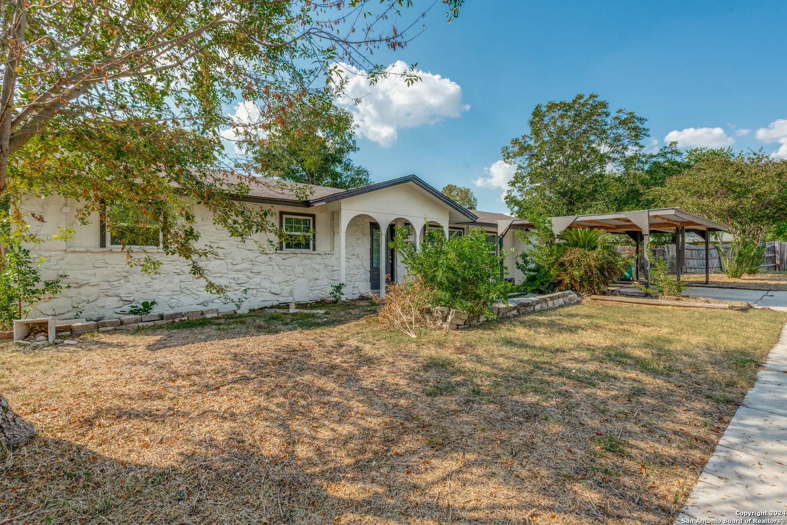 Converse, TX 78109-1540,215 BRENDA DR