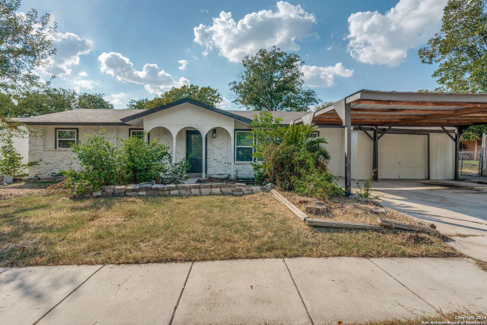 Converse, TX 78109-1540,215 BRENDA DR