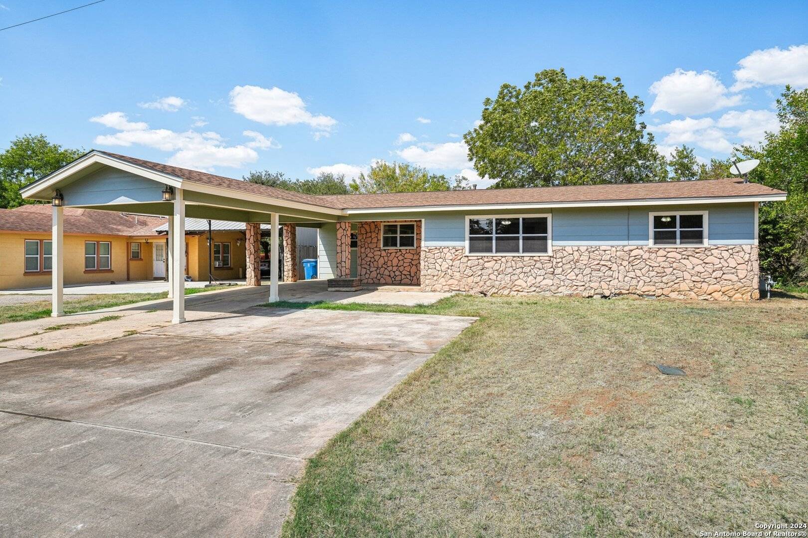 Floresville, TX 78114-2113,1505 B ST