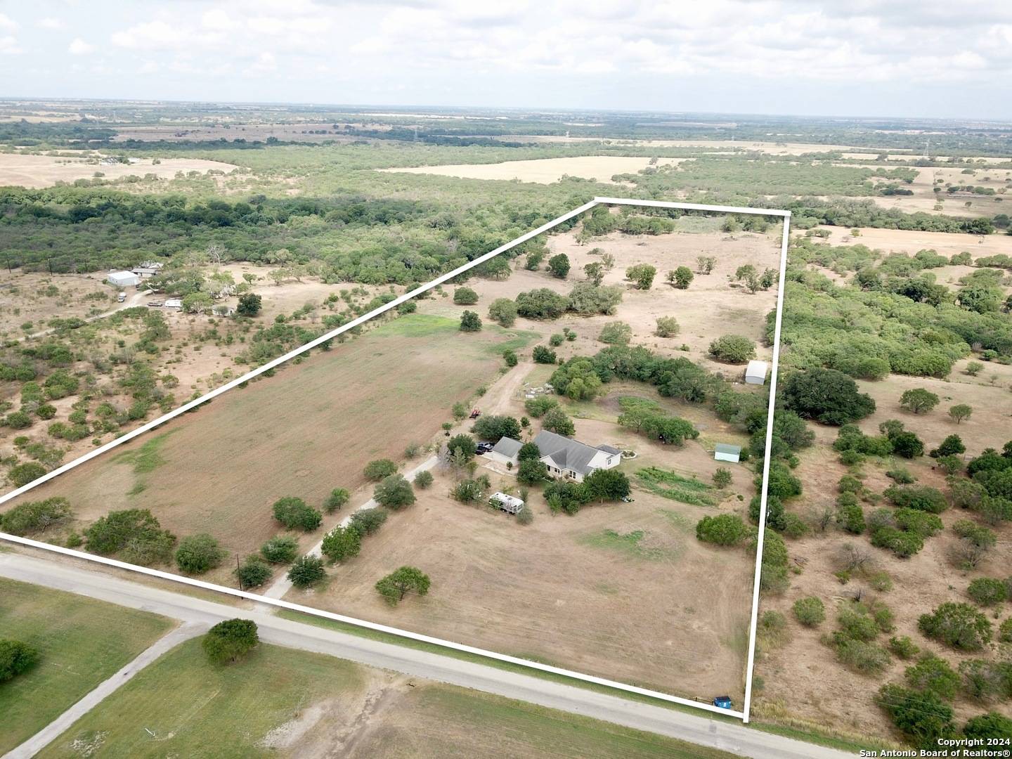 Floresville, TX 78114,2176 County Road 221