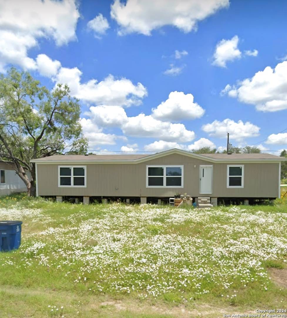 Devine, TX 78016,125 live oak