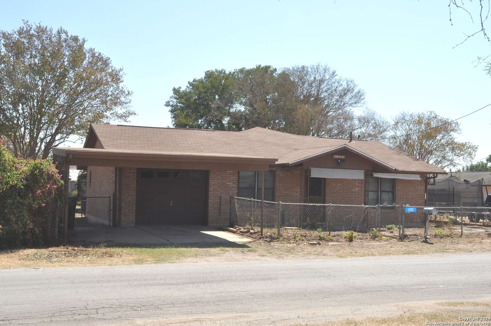 Devine, TX 78016-2957,105 SAYERS DR