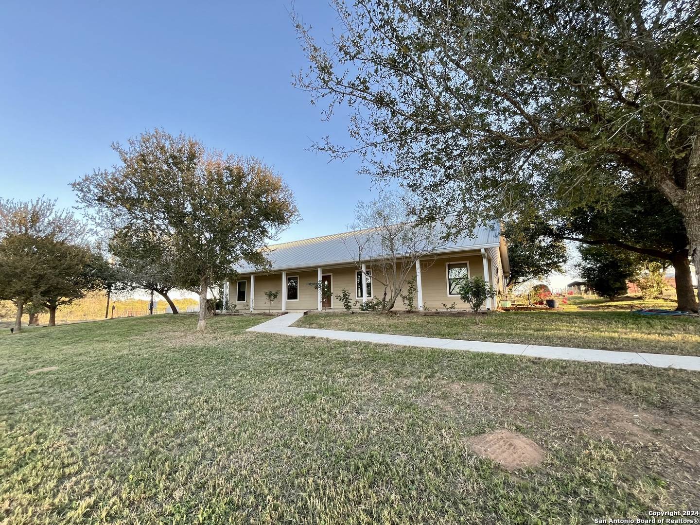 Floresville, TX 78114-4835,1227 COUNTY ROAD 104