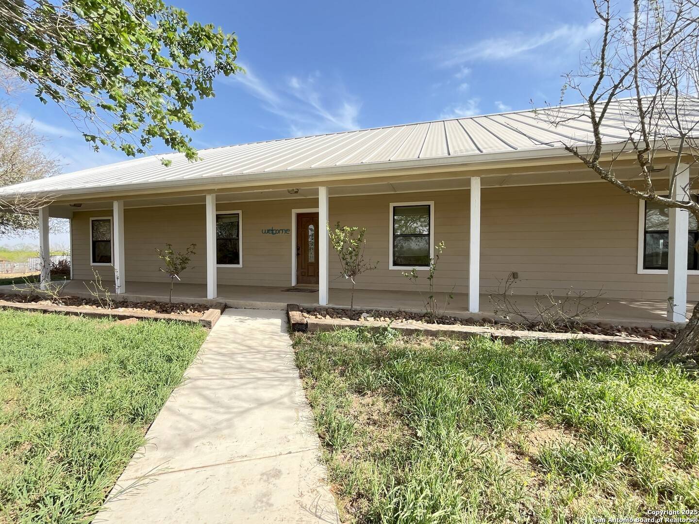 Floresville, TX 78114-4835,1227 COUNTY ROAD 104