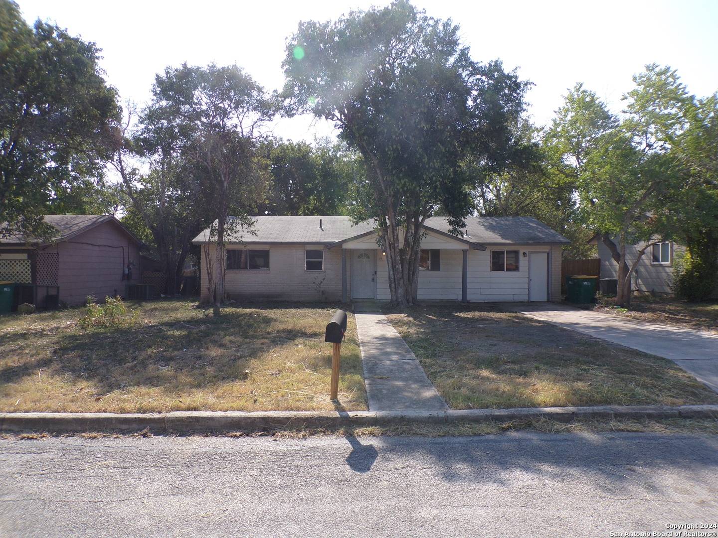 Universal City, TX 78148-4123,218 PARK LN