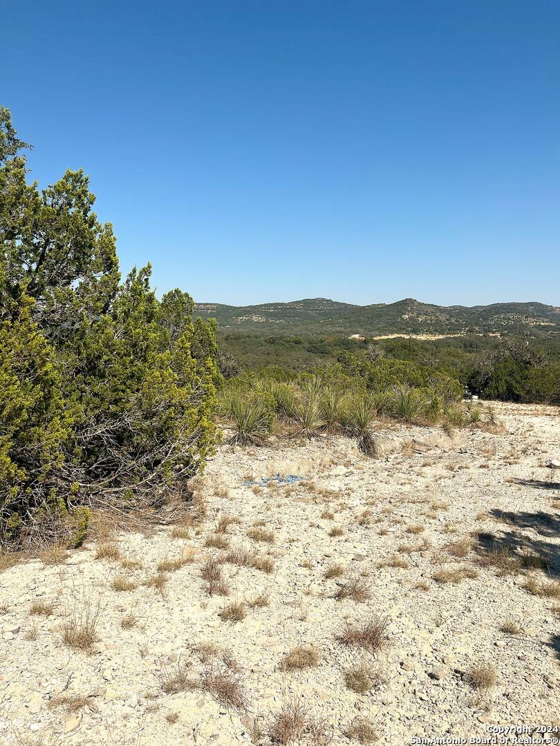 Leakey, TX 78873,137 MIDDLE ROAD
