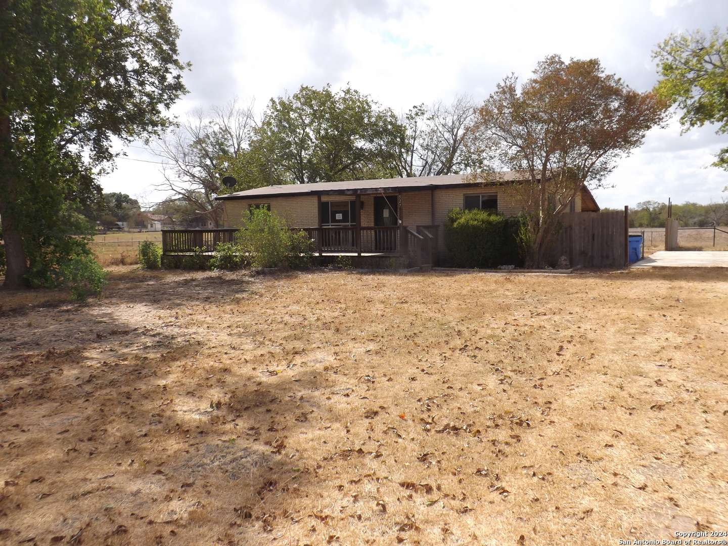 La Vernia, TX 78121-4040,527 Dry Hollow