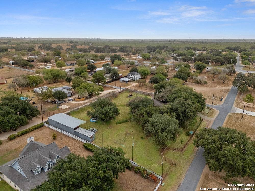 Floresville, TX 78114-6204,610 BLUE BONNET