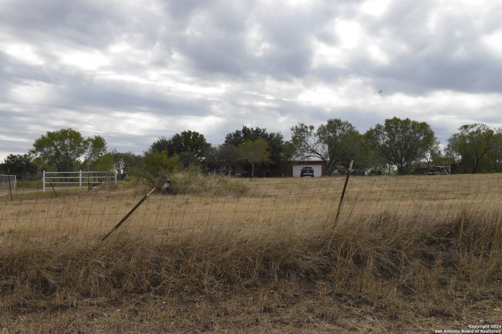 Floresville, TX 78114,860 Tom Rd
