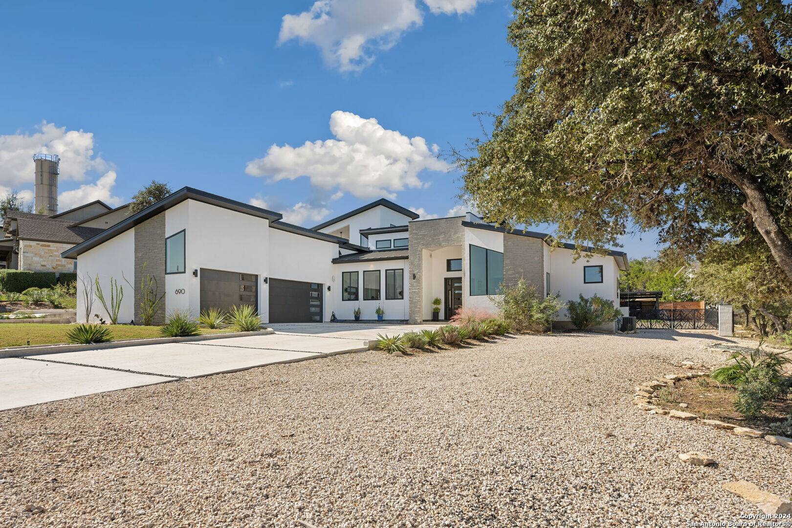 Canyon Lake, TX 78133-3232,690 KINGS POINT DR