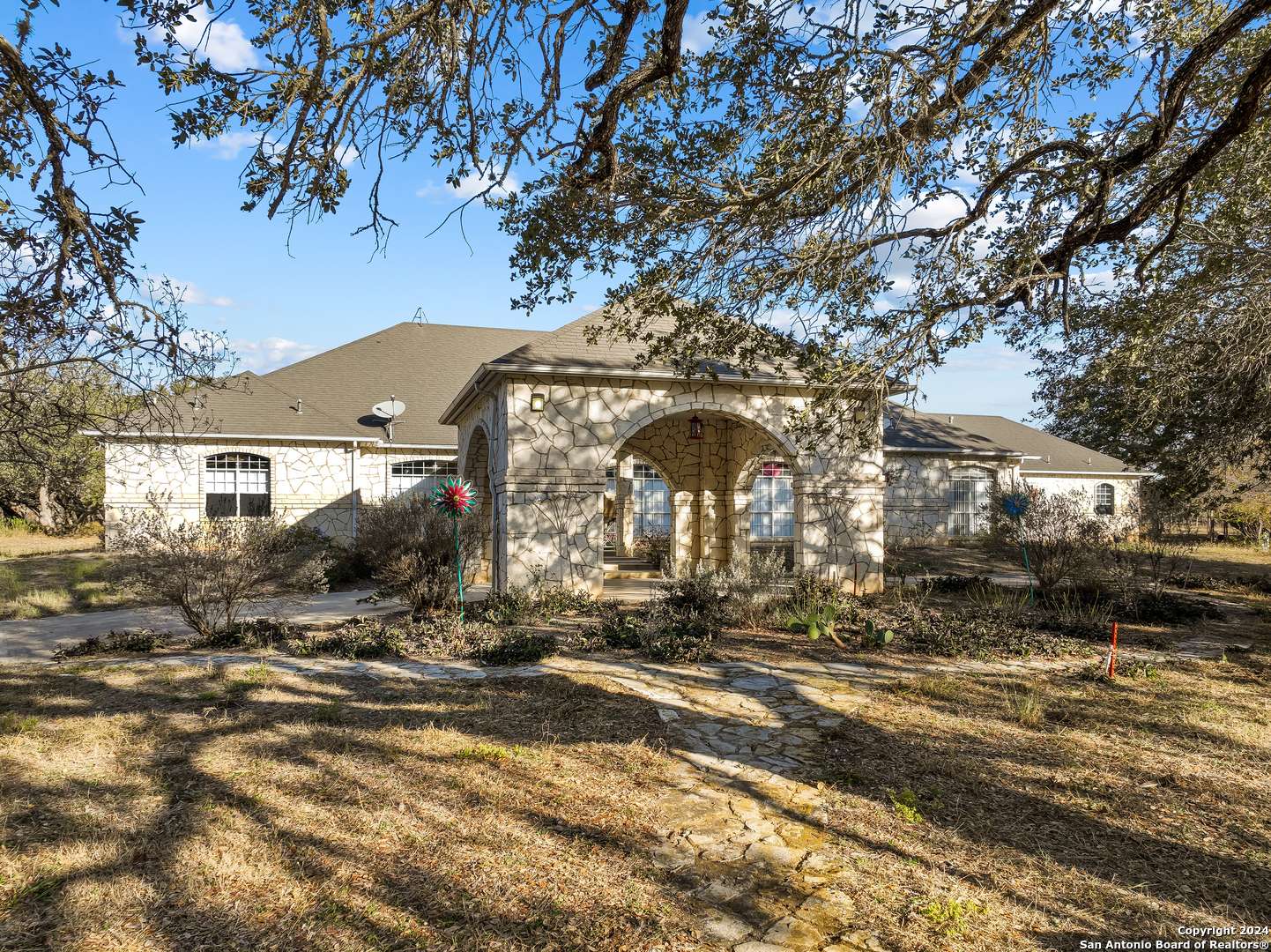 Natalia, TX 78059-2049,135 COUNTY ROAD 7727