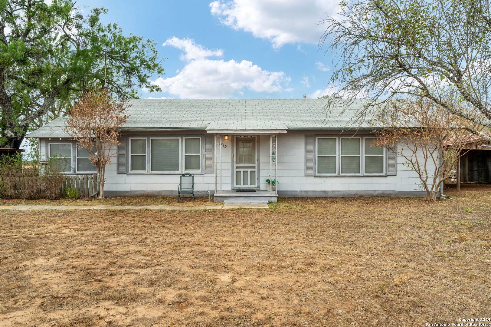 Jourdanton, TX 78026-5192,1815 COUNTY ROAD 328