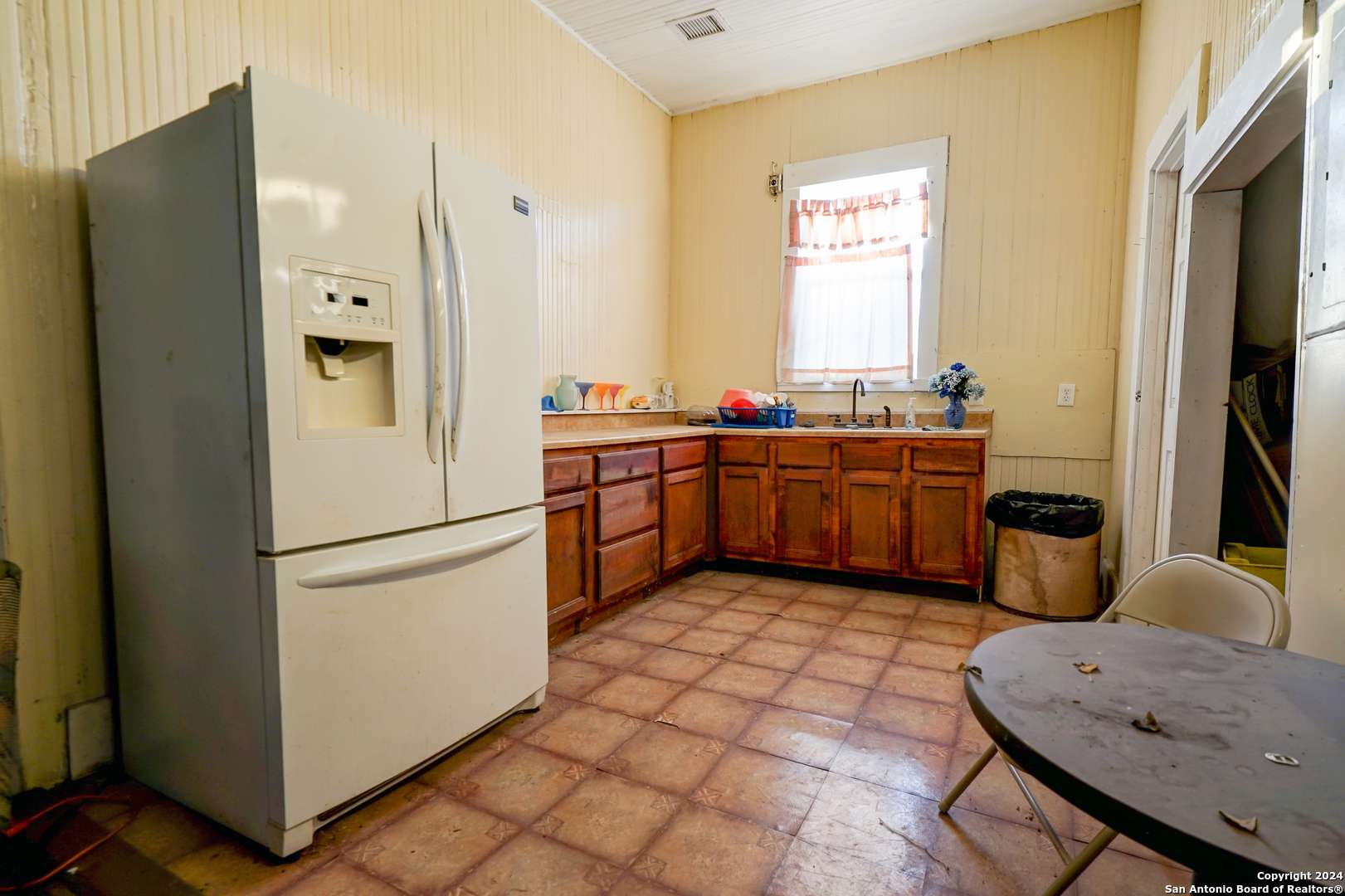 San Antonio, TX 78202-2802,619 N CENTER ST