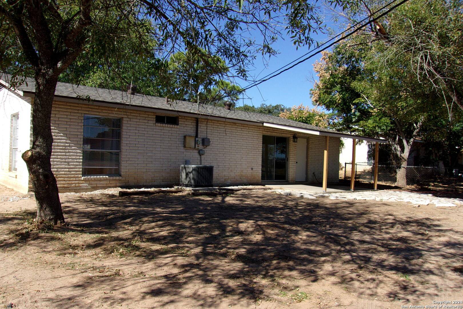 Pleasanton, TX 78064-2430,608 VAL VERDE DR