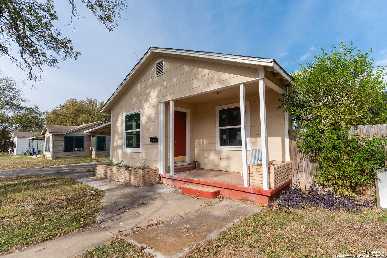 Uvalde, TX 78801,812 Maple St