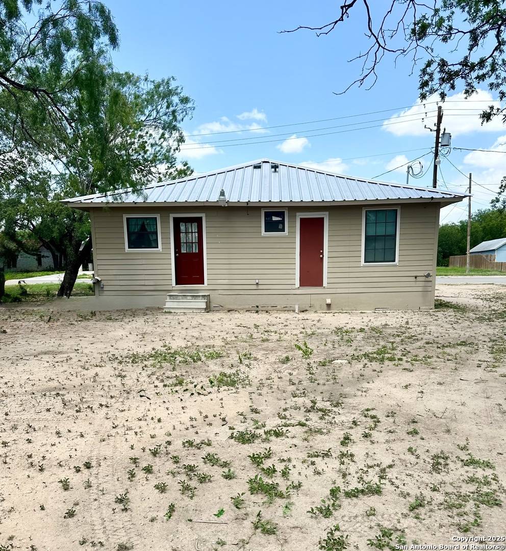 Uvalde, TX 78801,221 Chaparral St