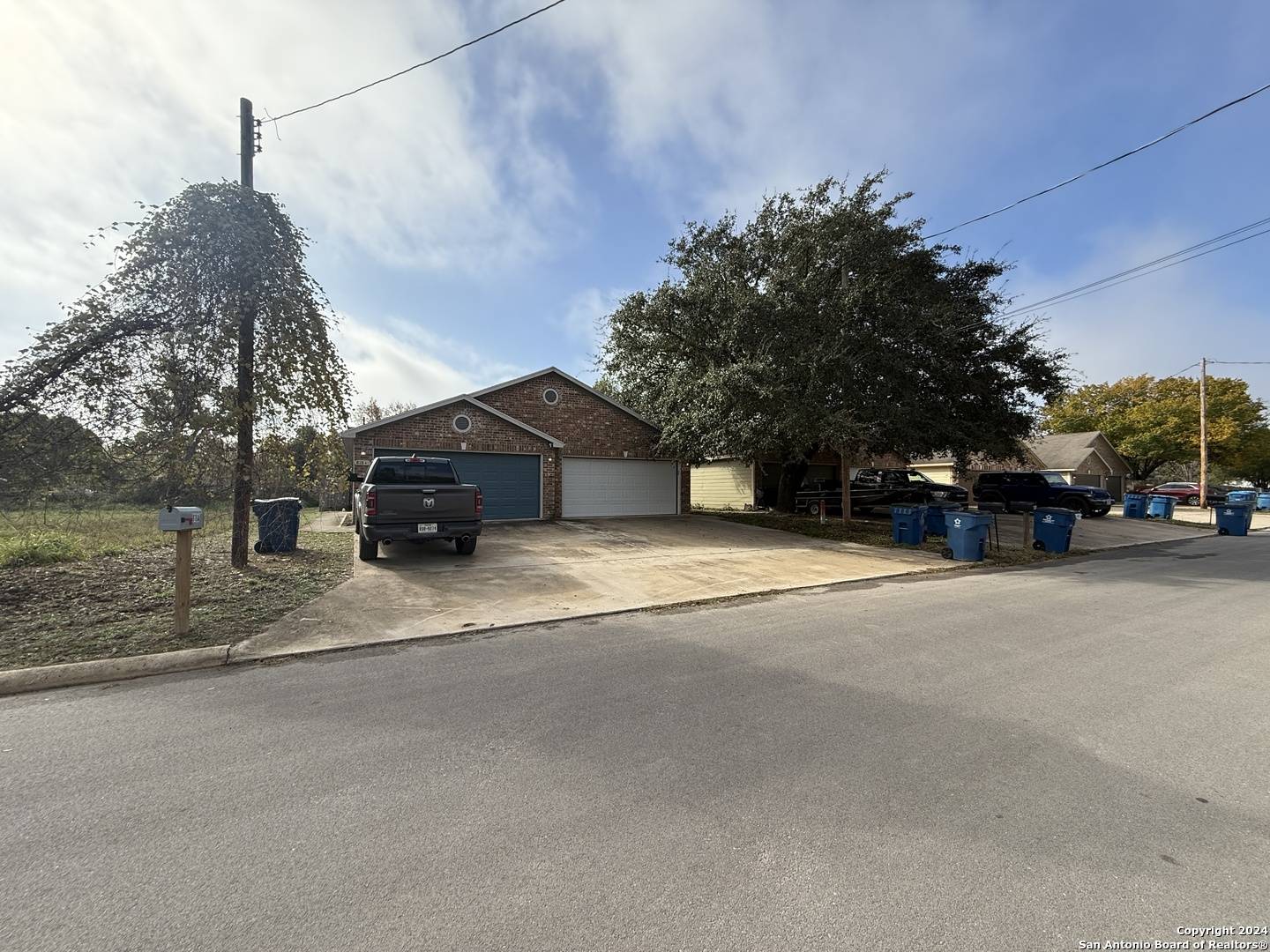 Pleasanton, TX 78064-2830,818 HOUSTON