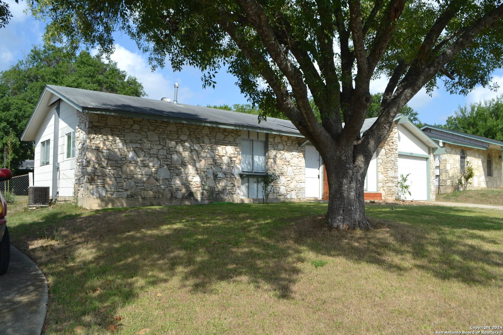 Live Oak, TX 78233-2805,207 LOST FOREST