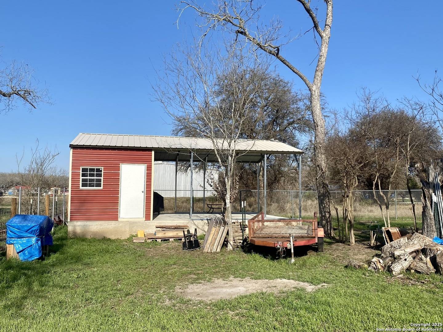 Floresville, TX 78114,909 GOLIAD RD