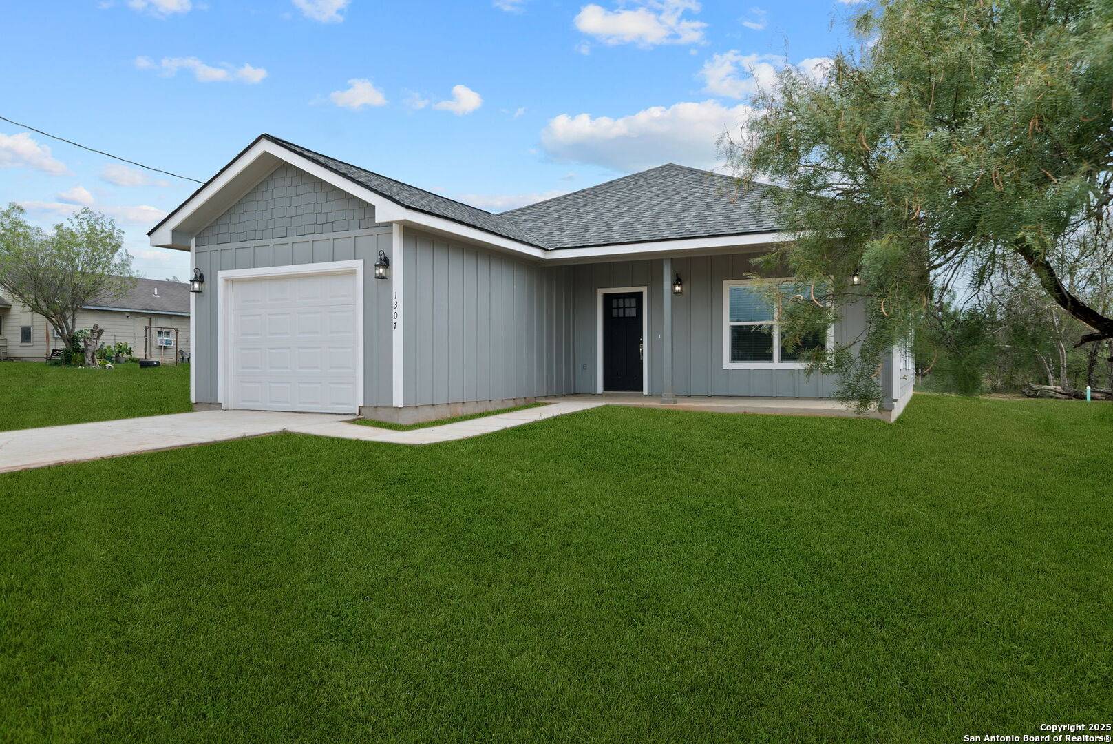 Jourdanton, TX 78026,1307 Willow Lane St