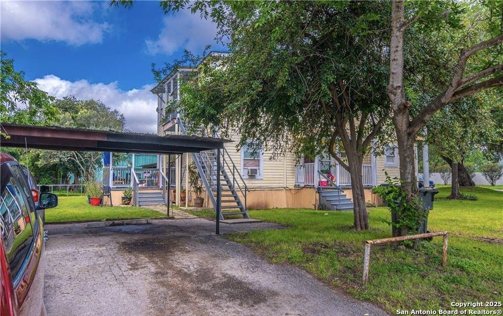 Seguin, TX 78155-6457,311 LIVE OAK ST