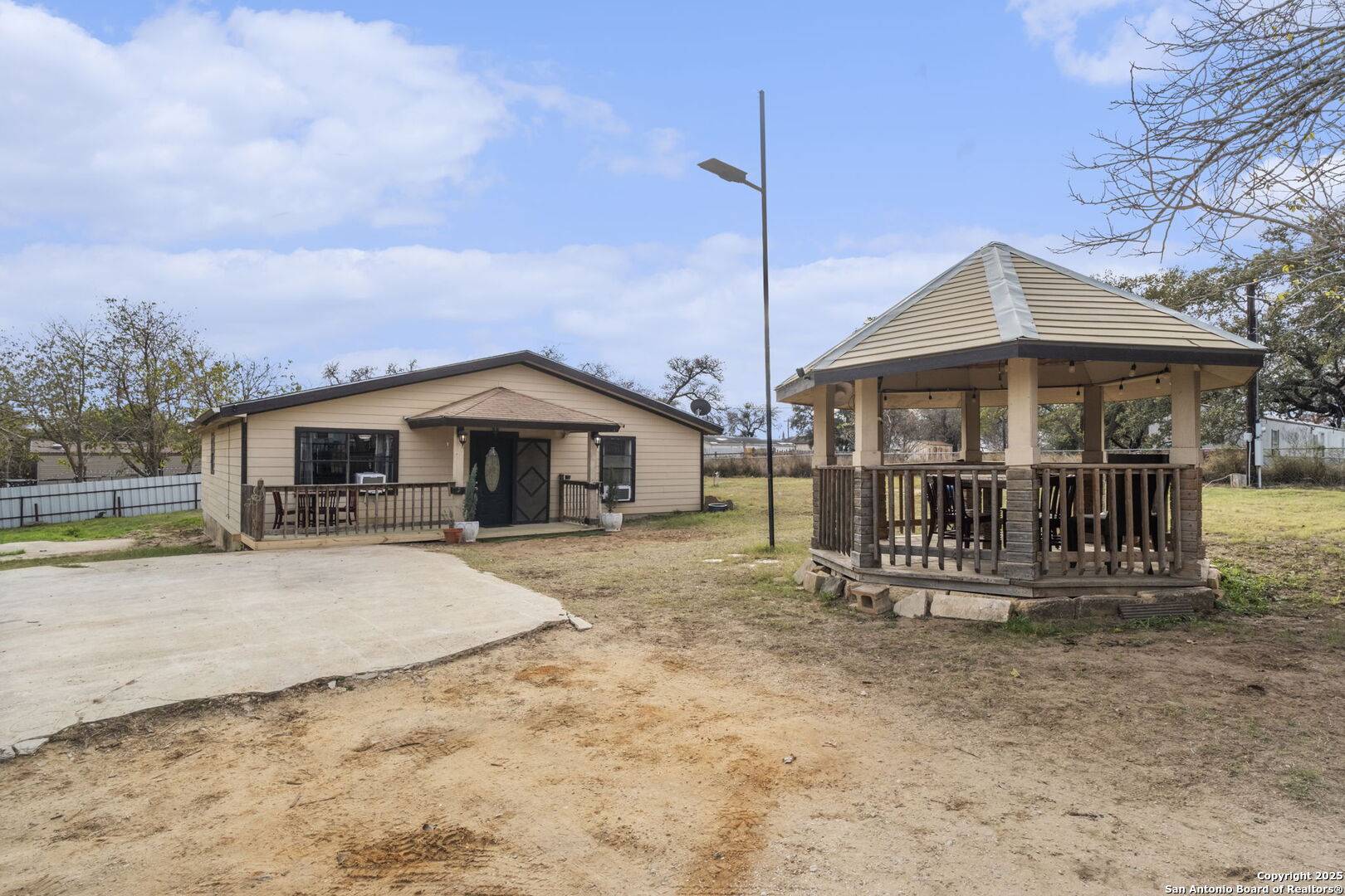 Poteet, TX 78065-4504,118 SUNDOWN LN