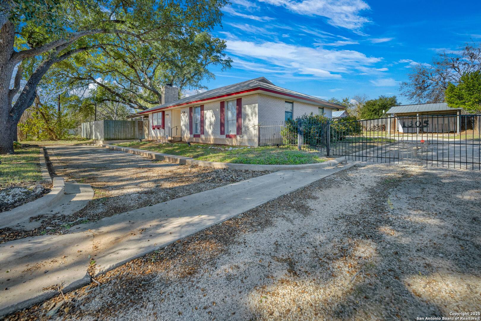 Floresville, TX 78114-2621,1305 G ST