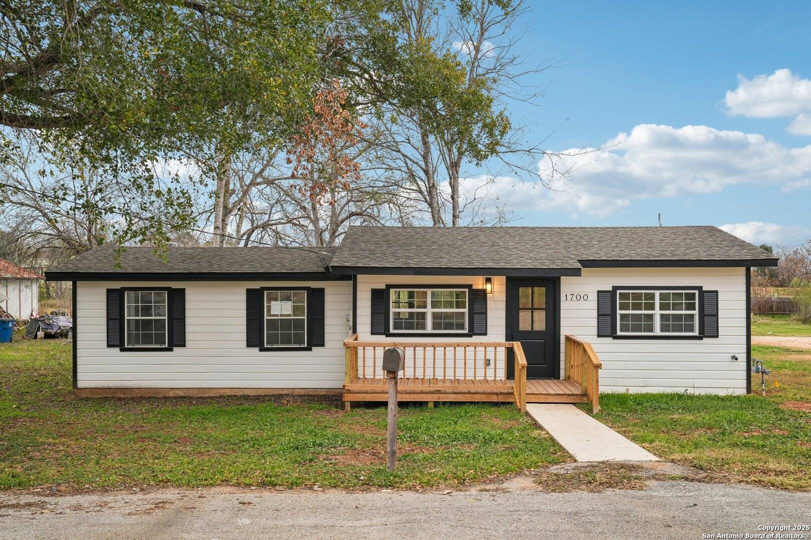 Floresville, TX 78114-2746,1700 J ST