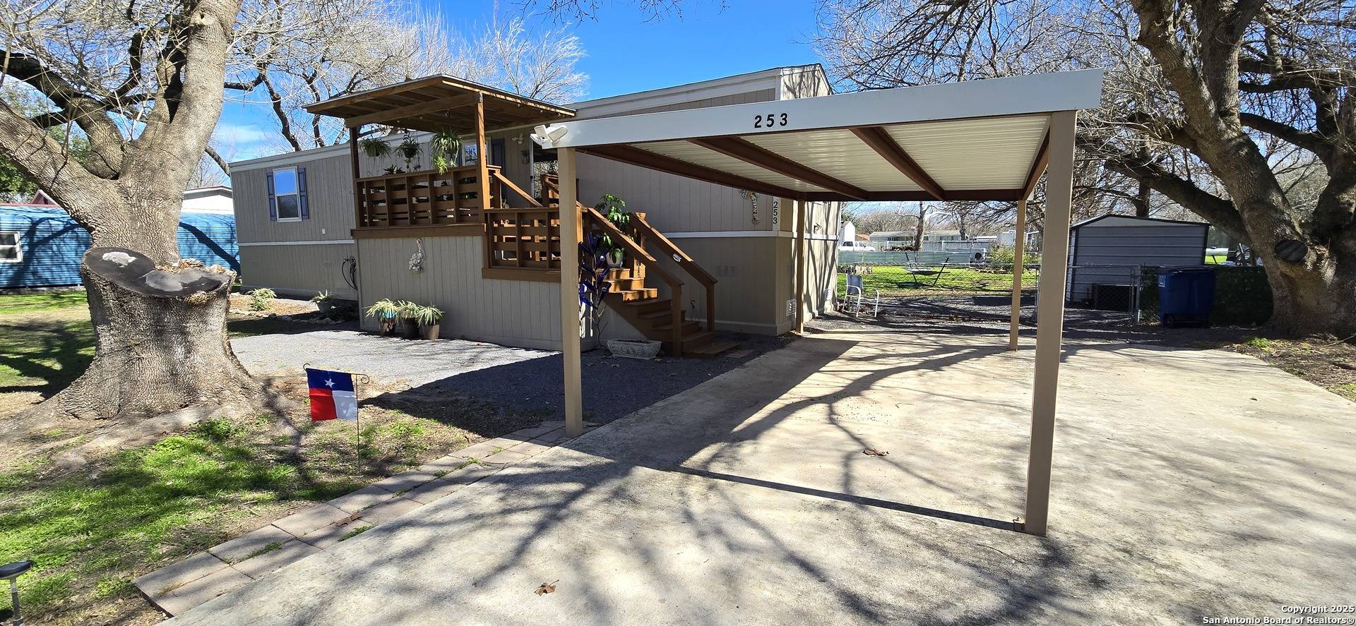 Mcqueeney, TX 78123-3305,253 ELM DR