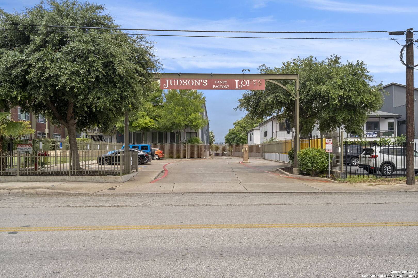 San Antonio, TX 78204-1423,831 FLORES UNIT 1104