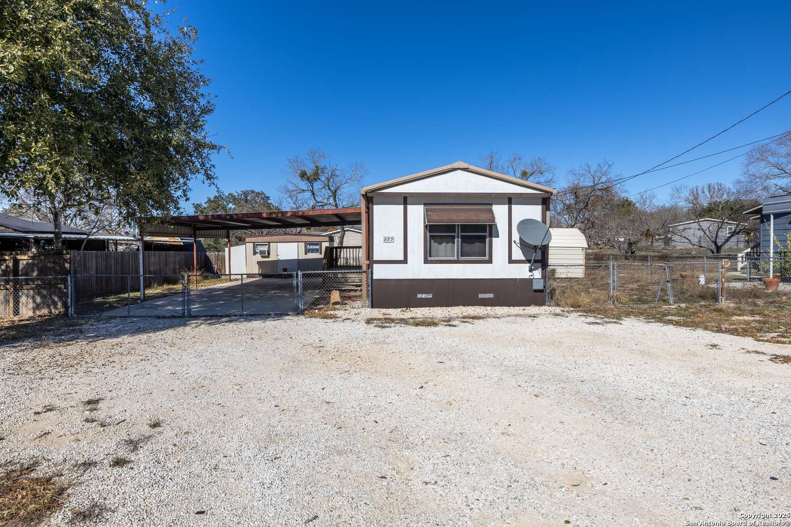 Devine, TX 78016-3009,229 BREEZE DR