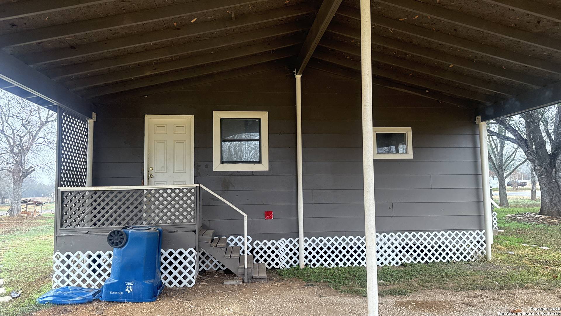 Floresville, TX 78114-4708,521 QUAIL LN