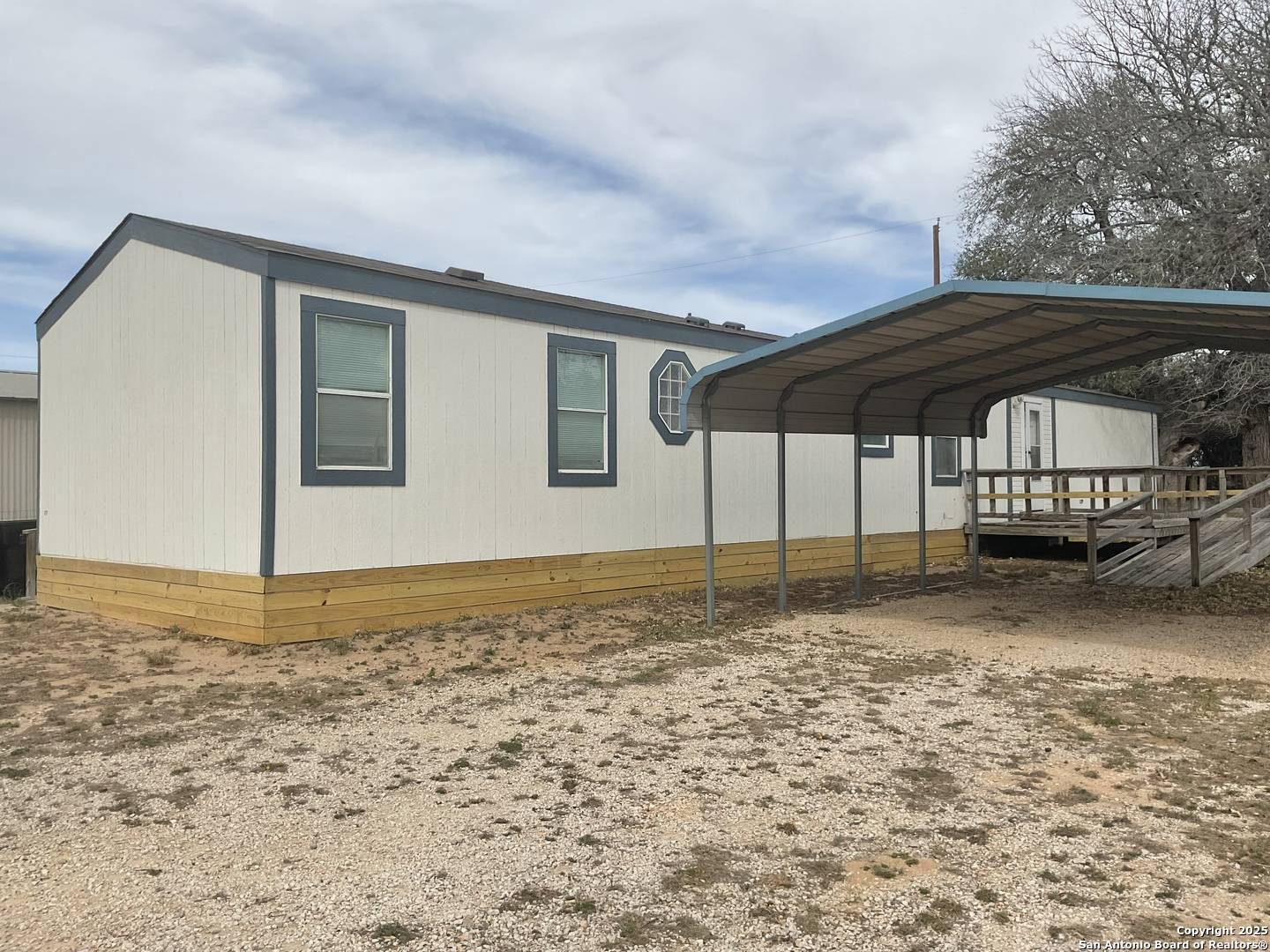 Devine, TX 78016-3401,129 LIVE OAK DR