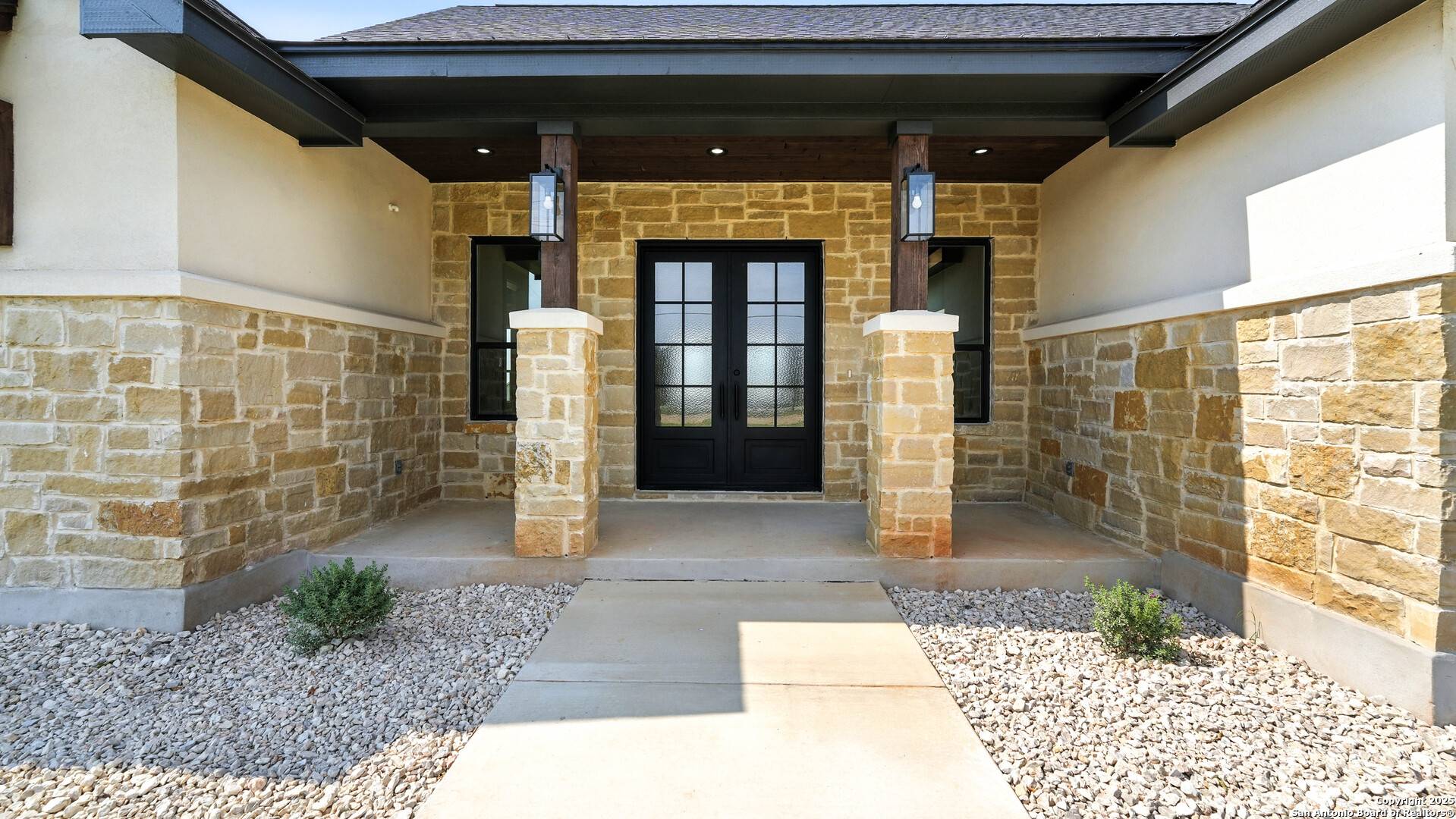 La Vernia, TX 78121,1223 COUNTY ROAD 319