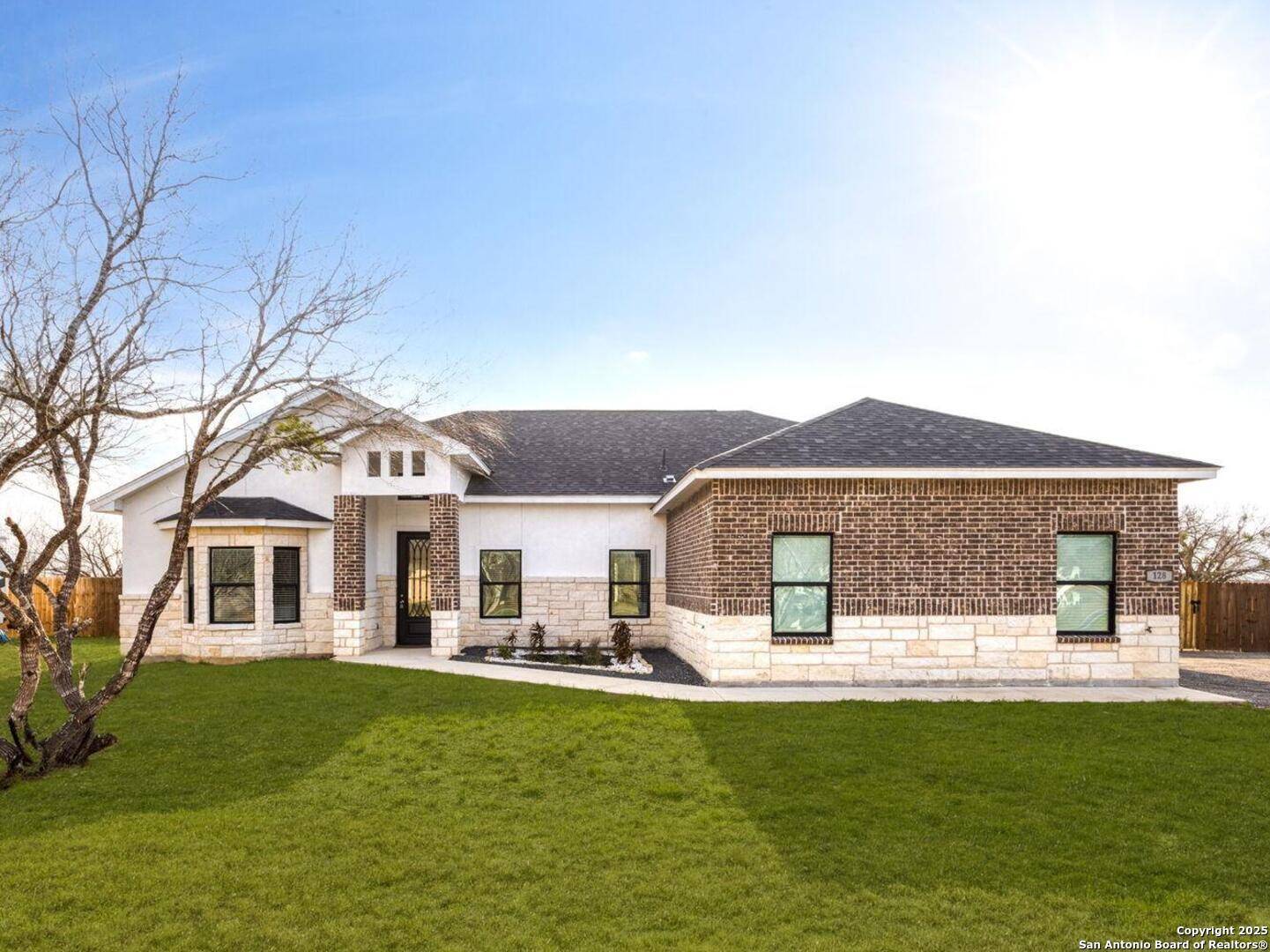 Floresville, TX 78114,128 HIDDEN RANCH CT