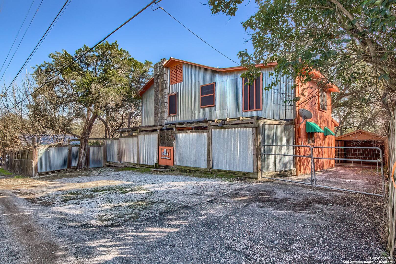 Lakehills, TX 78063,207 Cherokee Trail