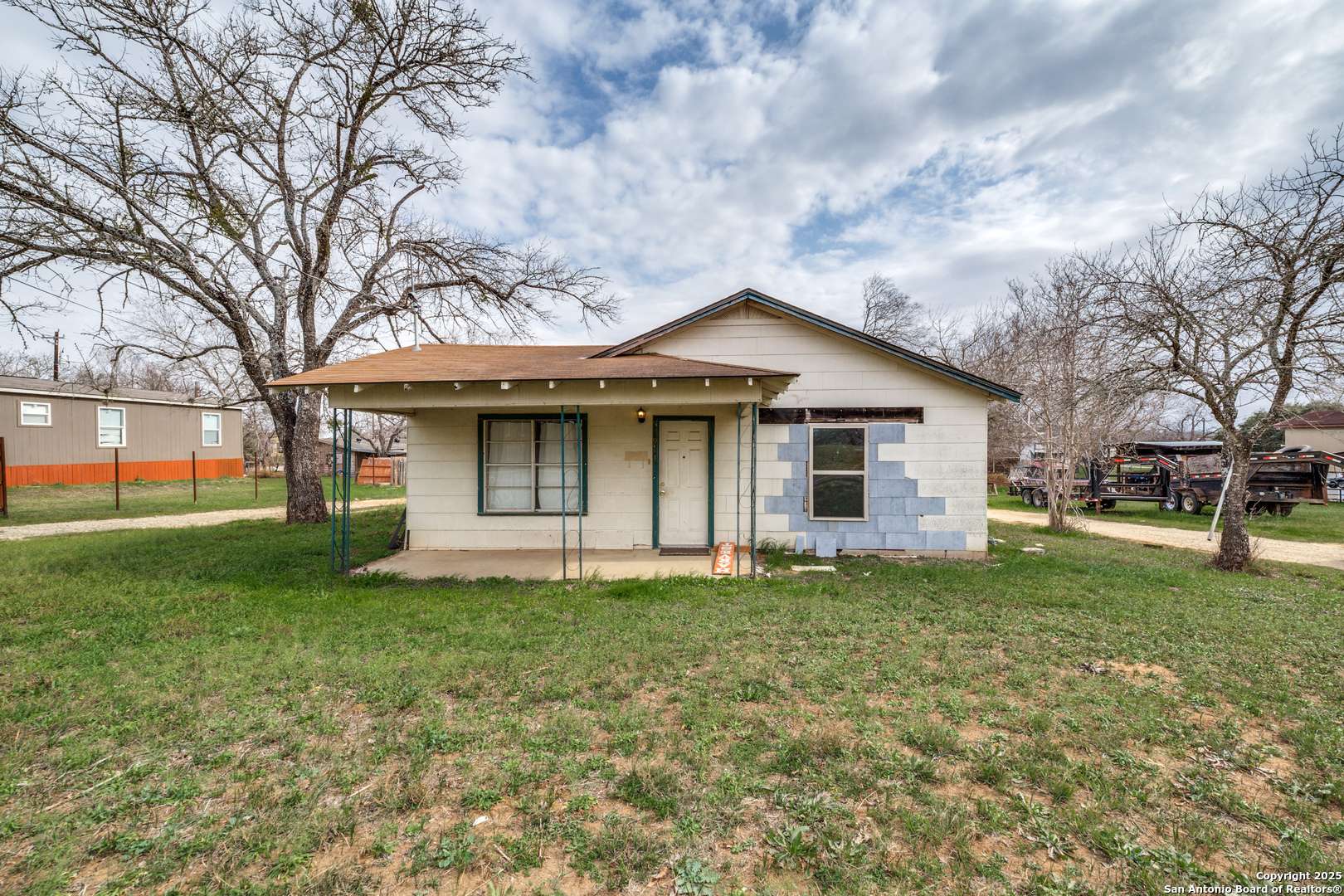 Floresville, TX 78114-1954,914 TRAIL ST
