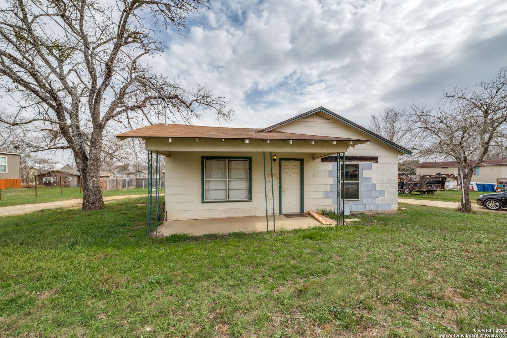 Floresville, TX 78114-1954,914 TRAIL ST