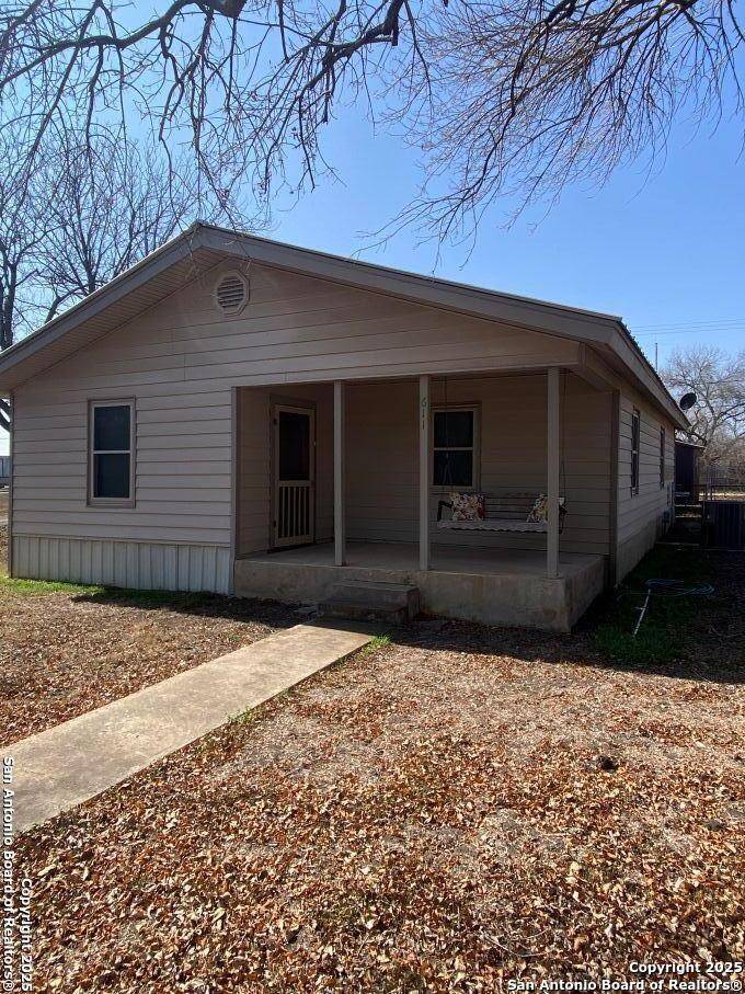 Sabinal, TX 78881,611 AUSTIN ST
