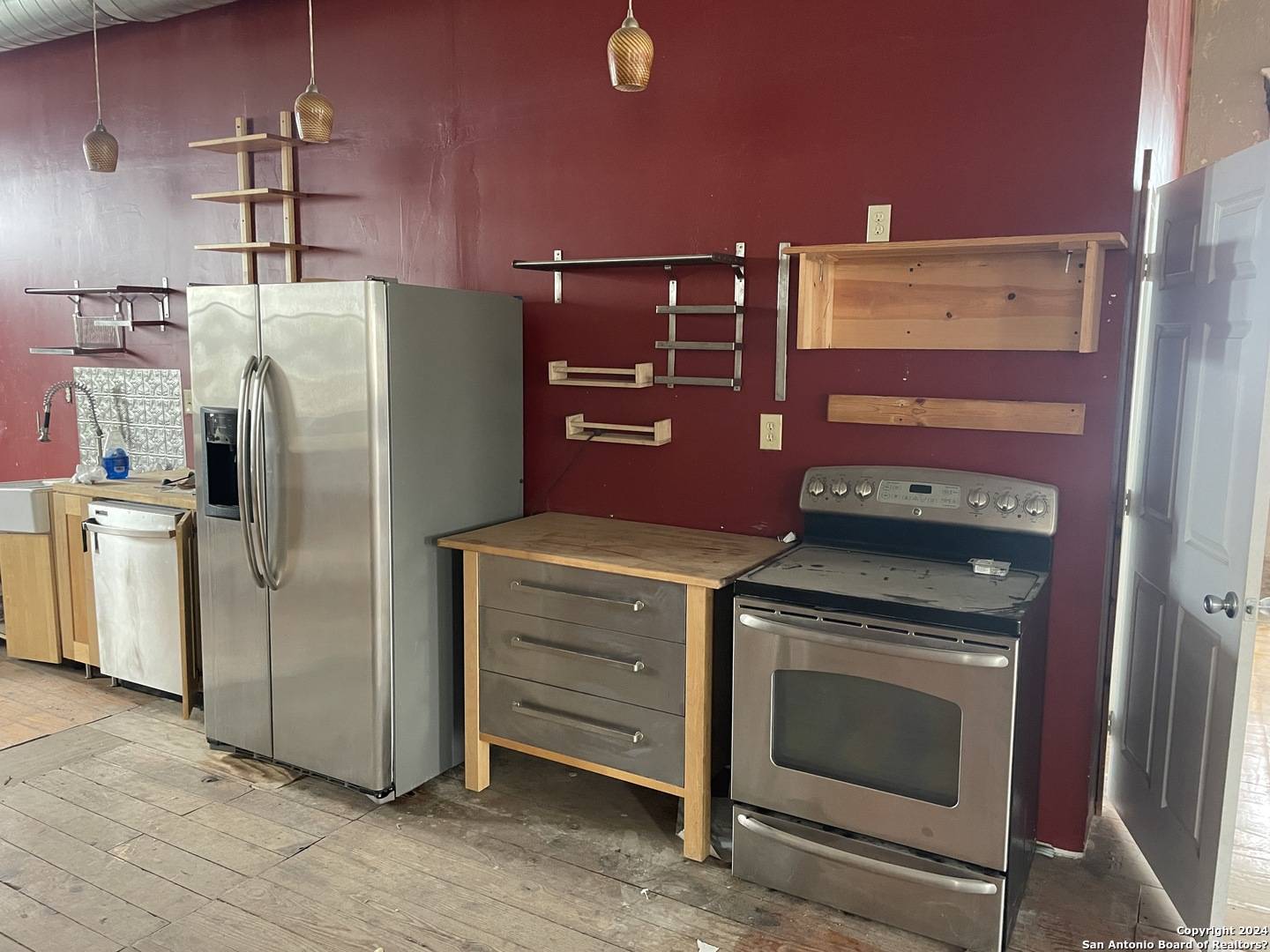 Devine, TX 78016-3330,206 COMMERCIAL DRIVE