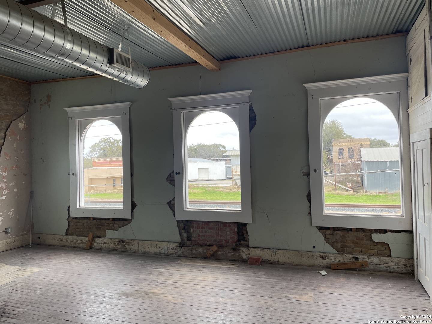 Devine, TX 78016-3330,206 COMMERCIAL DRIVE
