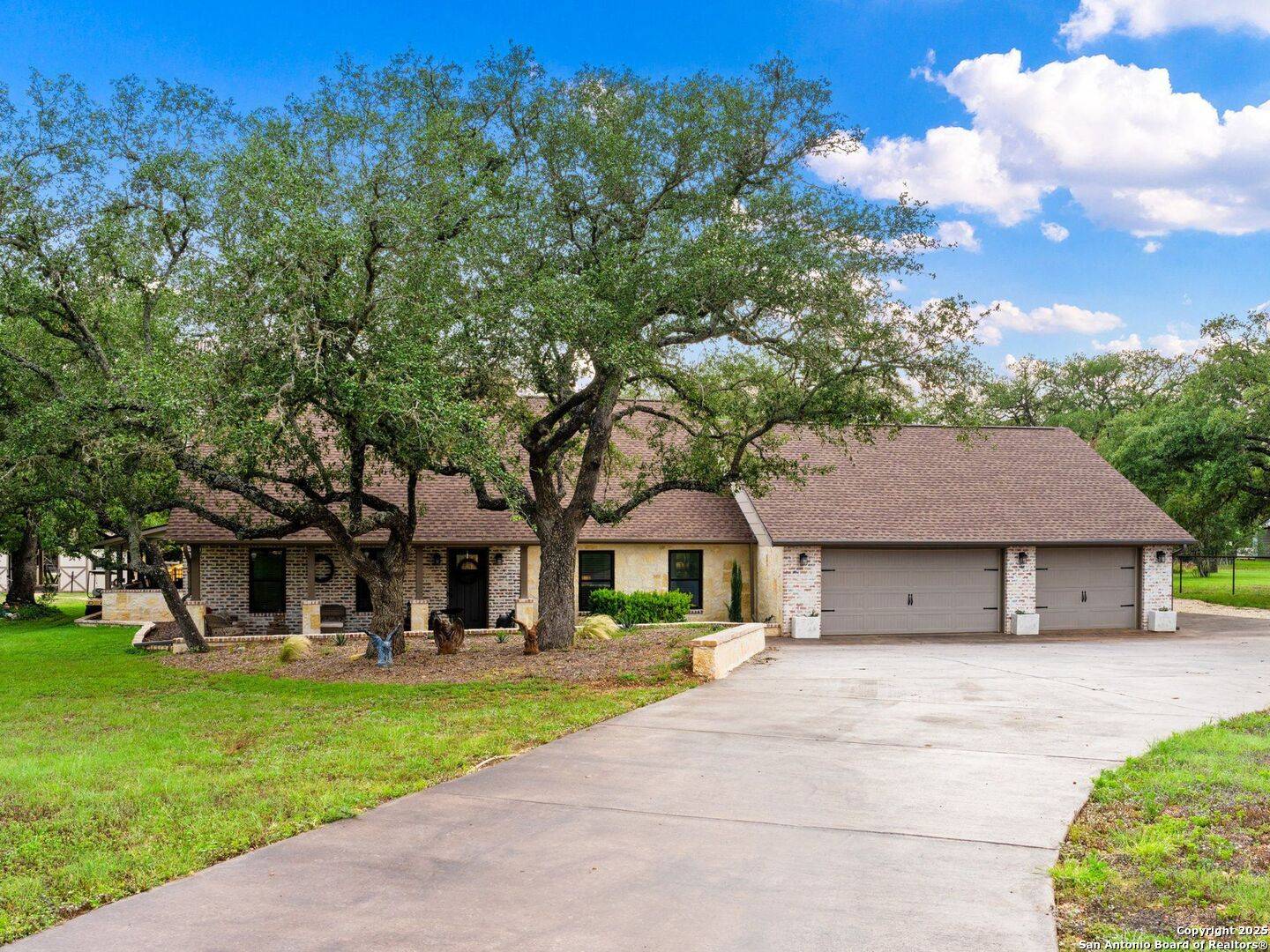 Pipe Creek, TX 78063-6000,153 WILD HORSE LN