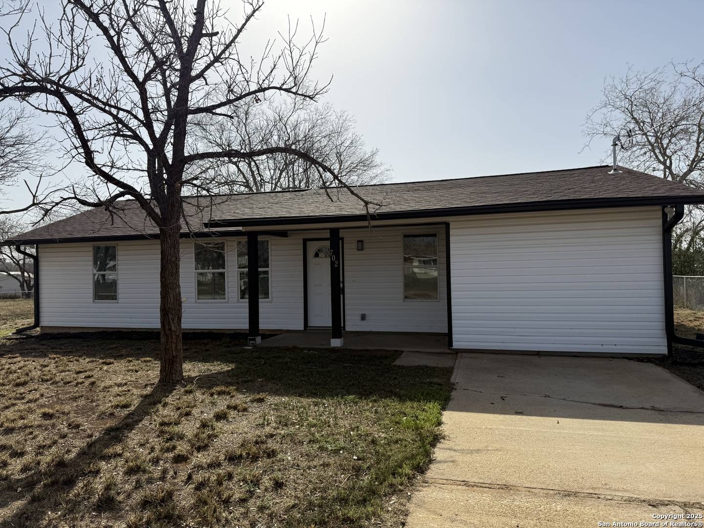 Jourdanton, TX 78026,702 ORANGE