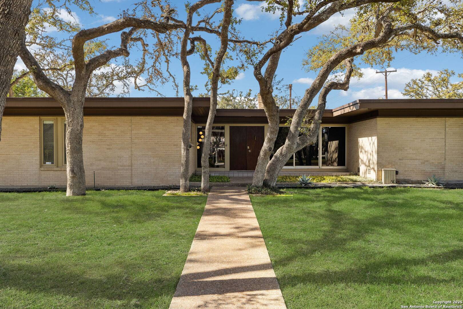 Castle Hills, TX 78213-1904,225 CAROLWOOD DR