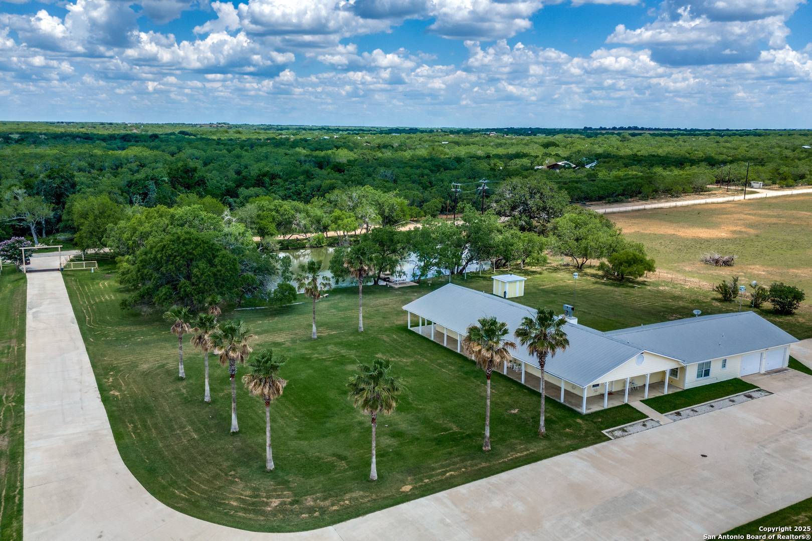 Floresville, TX 78114,660 TREY'S CREEK RD