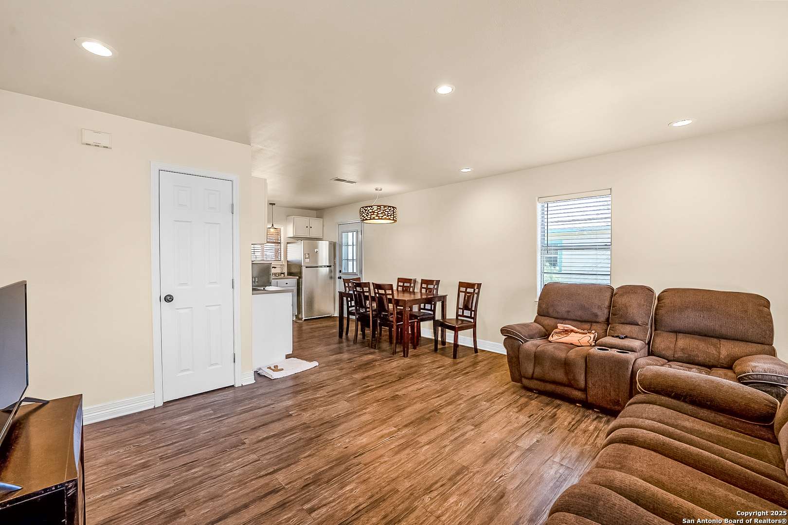 Floresville, TX 78114,908 6th