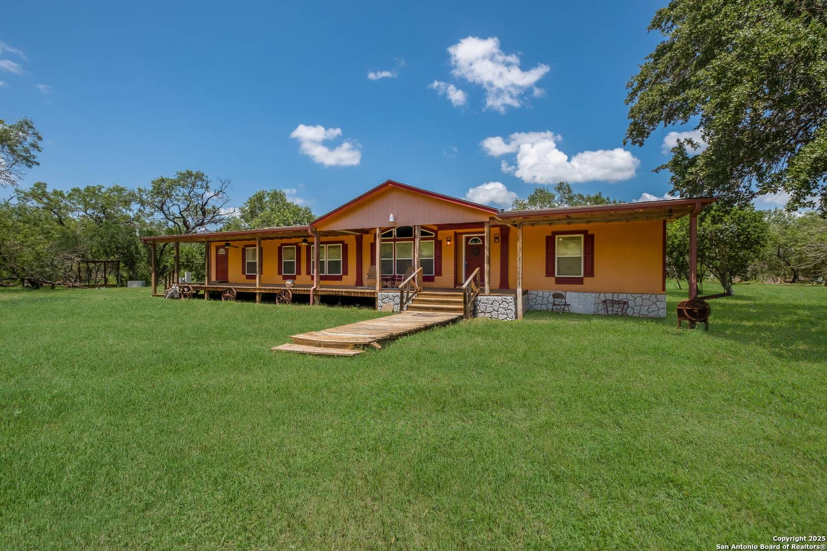 Lytle, TX 78052,1075 Quail Run