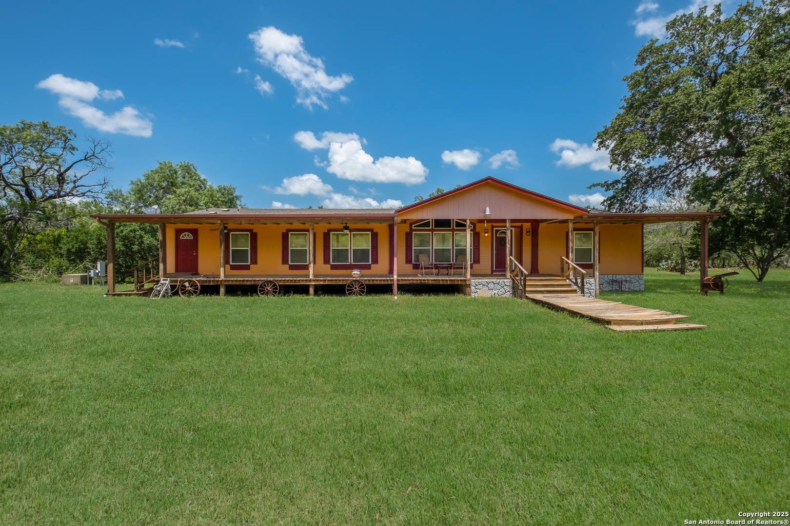 Lytle, TX 78052,1075 Quail Run