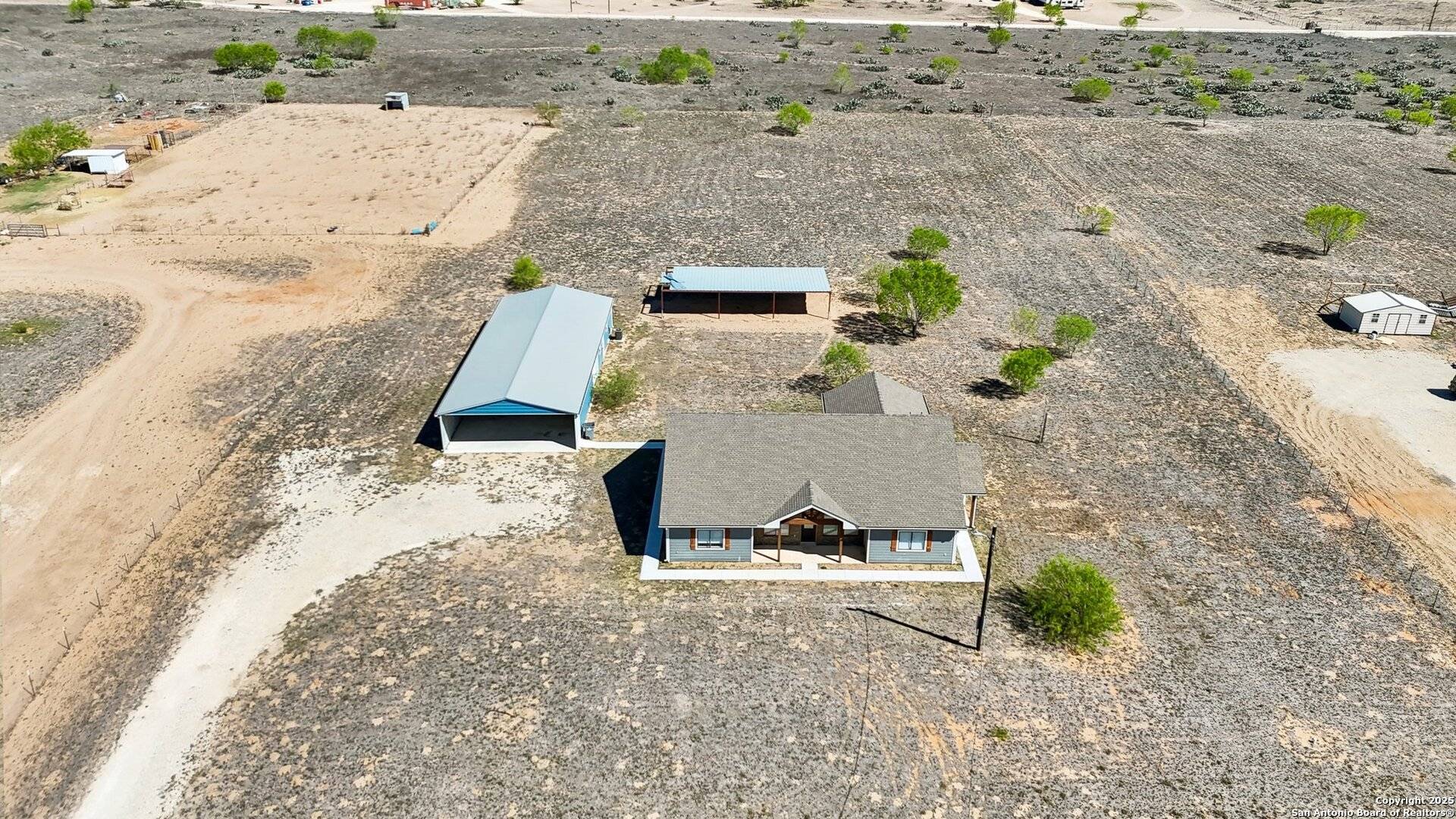Devine, TX 78016,1783 county road 7711