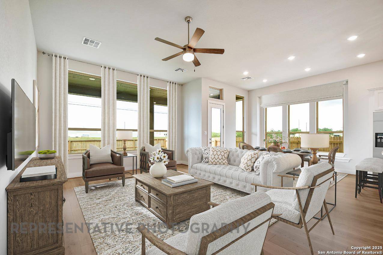 Castroville, TX 78009,421 White Oak